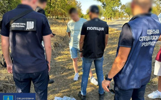 Вимагав $10 тисяч за безперешкодний перетин кордону: на Одещині затримали прикордонника