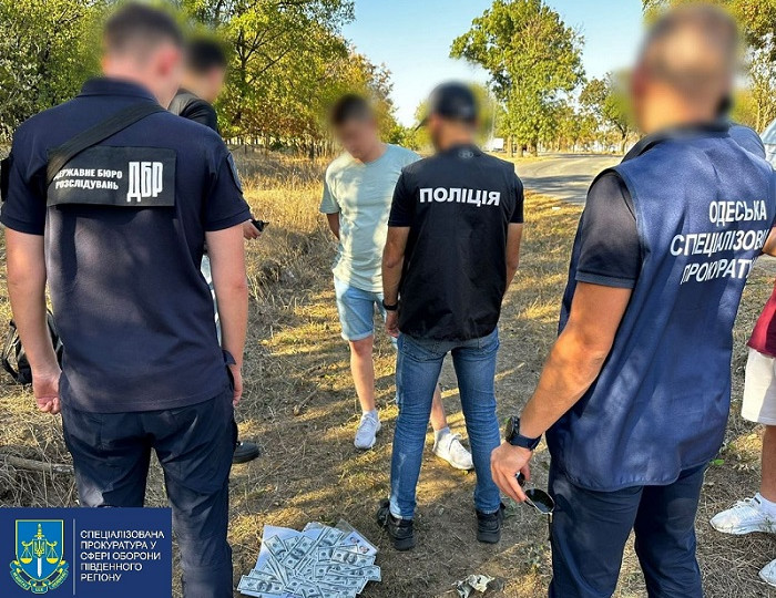 Вимагав $10 тисяч за безперешкодний перетин кордону: на Одещині затримали прикордонника