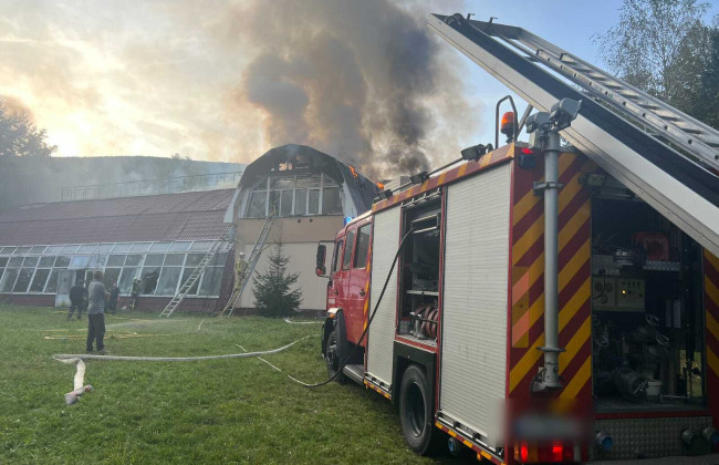 На Закарпатье произошел пожар на территории одного из санаториев, фото