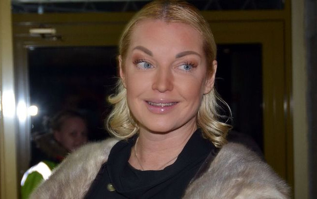 Анастасии Волочковой грозит тюрьма за фото с полушпагатом на советском истребителе