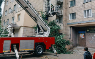 В Киеве ребенок закрылся в квартире: спасателя пришлось вызвать большую спецтехнику, фото
