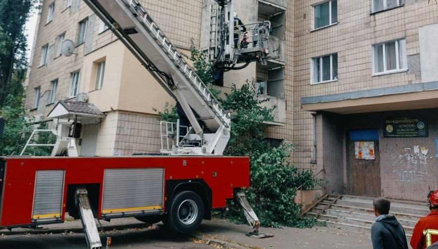 У Києві дитина закрилася в квартирі: рятувальникам довелося викликати велику спецтехніку, фото