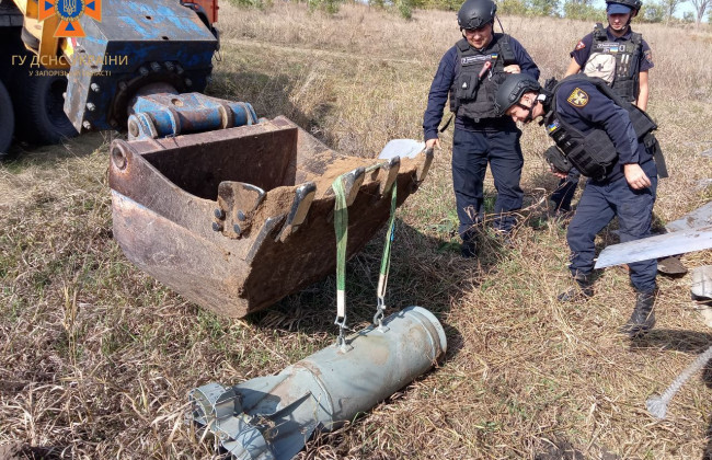 На Запорожье комбайнеры во время уборки урожая в поле обнаружили недетонированную управляемую авиабомбу