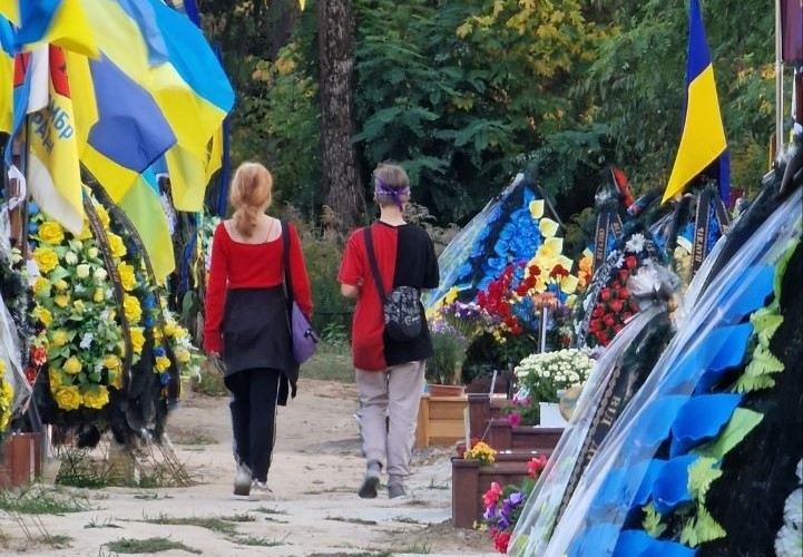 Поліція викрила групу малолітніх, які обкрадали могили полеглих Героїв