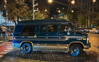 В Києві помітили елітний мікроавтобус від General Motors, фото