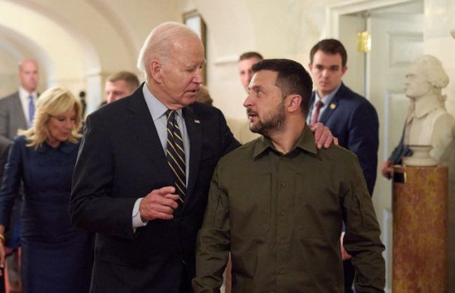 Байден намерен запросить у Конгресса пакет помощи Украине на $100 миллиардов — СМИ