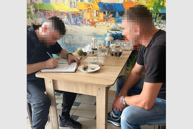 Тікали за кордон під виглядом багатодітних батьків: СБУ викрила протиправну схему