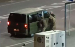В Тернополе ТЦК проводит проверку через видео, где мужчин «пакуют» в микроавтобус