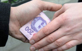 Водитель, который предлагал полицейским взятку, предстал перед судом