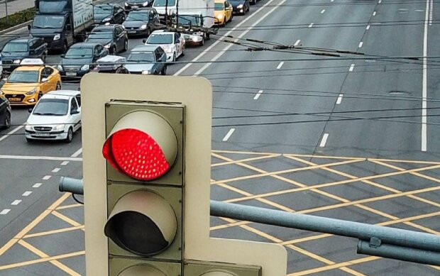 Патрульні попередили про штрафи за проїзд на заборонний сигнал світлофора