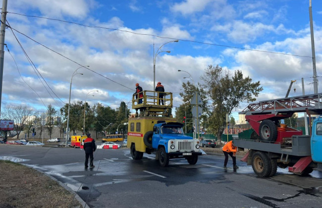 Аварія на будівництві: в Оболонському районі змінили рух громадського транспорту