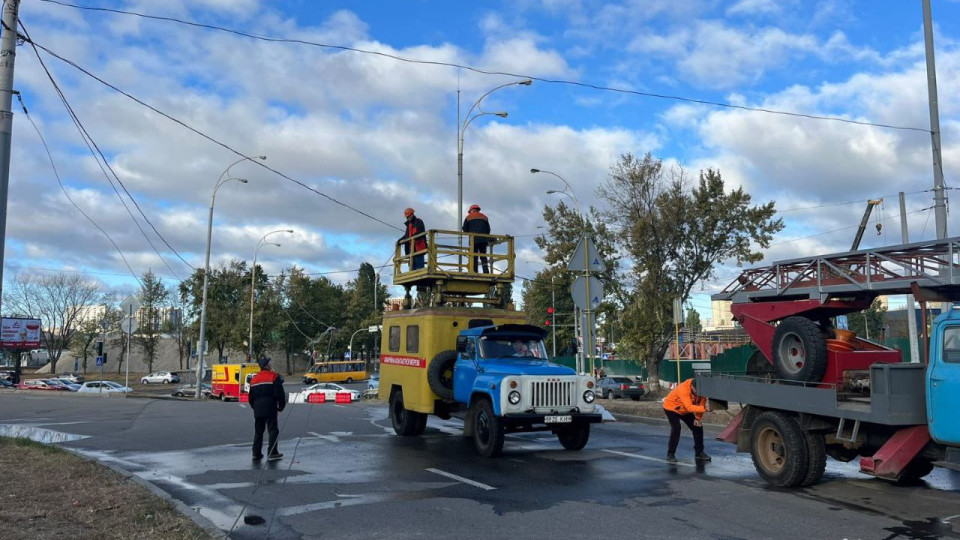 Авария на стройке: в Оболонском районе изменили движение общественного транспорта