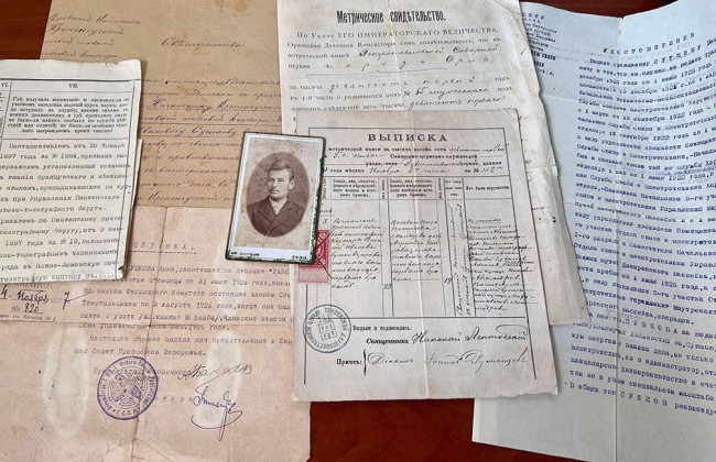 Митники вилучили посилку направлену до США із рідкісними скульптурками та колекцією документів ХІХ-ХХ століть