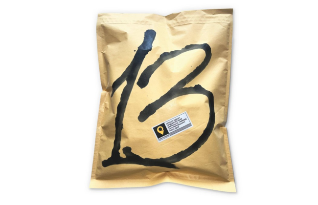 Укрпошта запустила сет-сюрприз: всередині оверсайз-худі та 9 рандомних марок воєнного часу