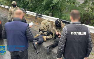 Вимагали $11 000 неіснуючого боргу в батька загиблого військового: на Дніпропетровщині затримали двох фігурантів