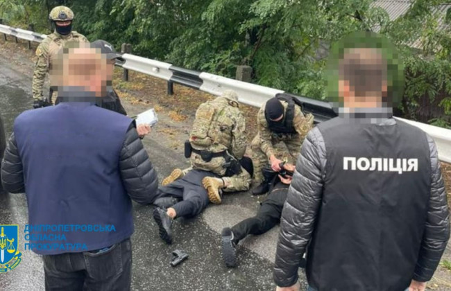 Требовали $11 000 несуществующего долга у отца погибшего военного: на Днепропетровщине задержали двух фигурантов