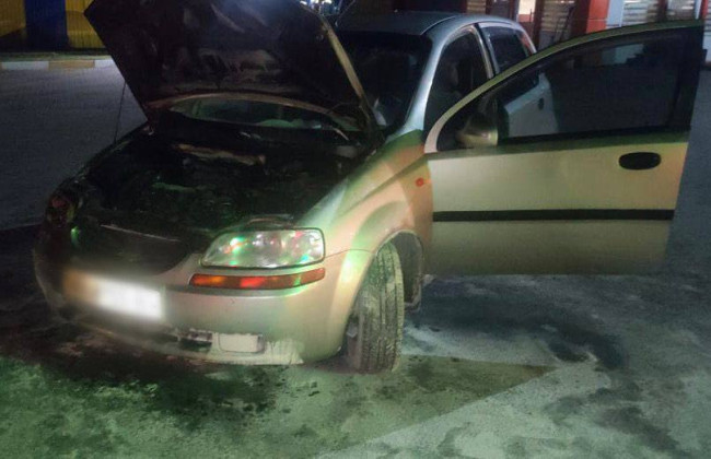 В Буче во время движения вблизи автозаправки загорелось авто