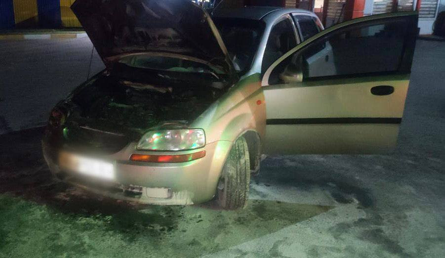 В Буче во время движения вблизи автозаправки загорелось авто