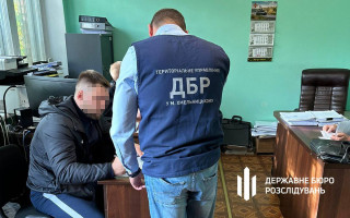Підробляли довідки для ухилянтів та організували «помилування» засудженому: на Хмельниччині викрили правоохоронця та адвоката