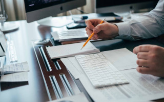 Пенсионер снова пошел на работу: будет ли он получать выплаты за выслугу лет