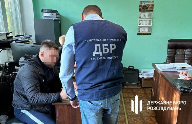 Подделывали справки для уклонистов и организовали «помилование» осужденному: в Хмельницкой области разоблачили правоохранителя и адвоката