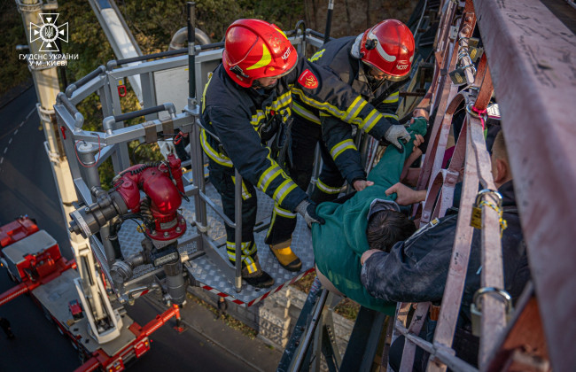 В Киеве спасли мужчину, который хотел совершить самоубийство на мосту «Влюбленных»