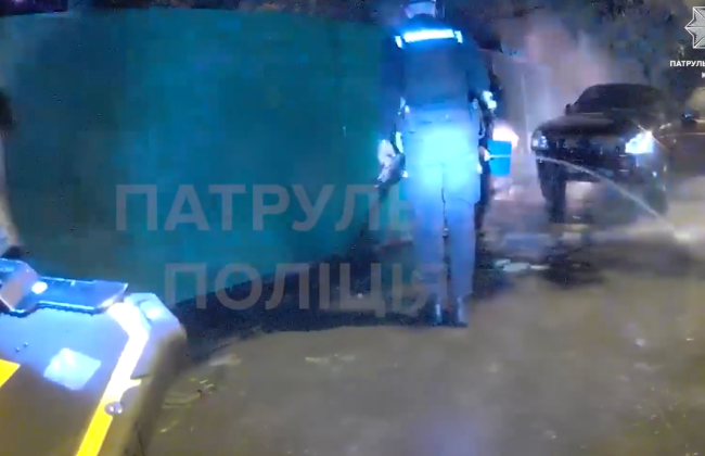 В Киеве жители соседних домов с полицией тушили горящий автомобиль: видео