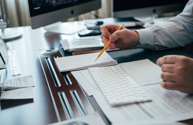 Пенсионер снова пошел на работу: будет ли он получать выплаты за выслугу лет