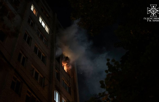 Выпрыгнула из окна: в Киеве женщина спасалась из горящей квартиры, но получила смертельные травмы