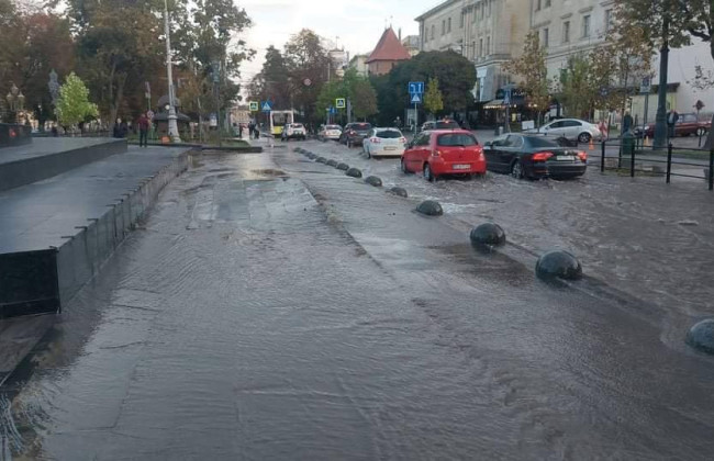 Центр Львова ушел под воду из-за аварии на водопроводе, фото и видео