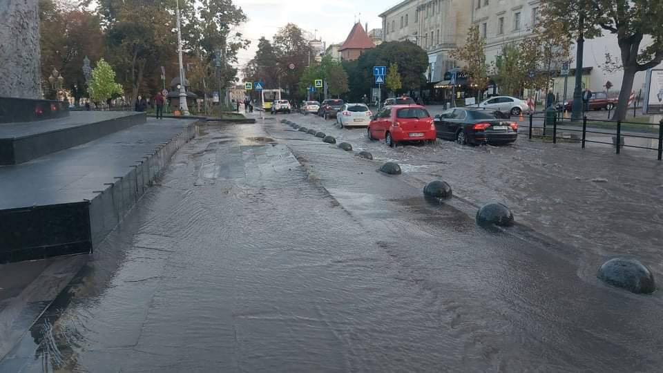 Центр Львова ушел под воду из-за аварии на водопроводе, фото и видео