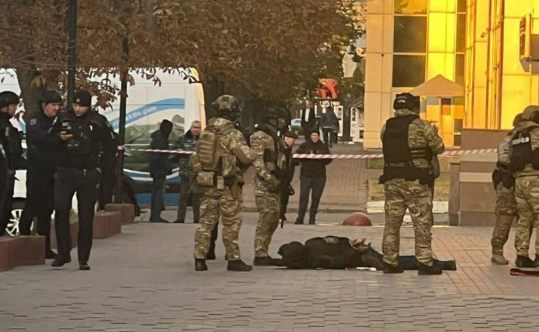 У Києві озброєний чоловік захопив бізнес-центр: подробиці та фото