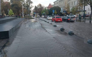 Центр Львова пішов під воду через аварію на водопроводі, фото та відео