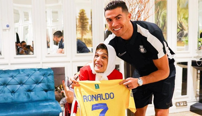 Криштиану Роналду грозит 99 ударов кнутом за то, что он обнял иранскую художницу: подробности и видео