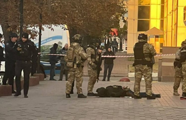 В Киеве вооруженный мужчина захватил бизнес-центр: подробности и фото