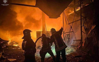 В Киевской области произошел масштабный пожар на складах: фото и видео
