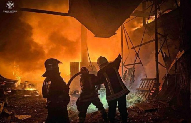 В Киевской области произошел масштабный пожар на складах: фото и видео