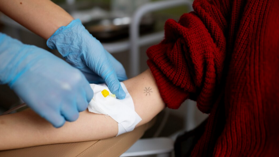 Минздрав расширил список специалистов, которые могут проводить переливание донорской крови