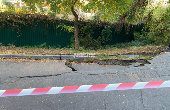 В столичном ландшафтном парке обвалился тротуар в котлован: фото