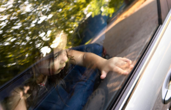 Оставил детей в жару в закрытом авто: на Закарпатье оштрафовали мужчину