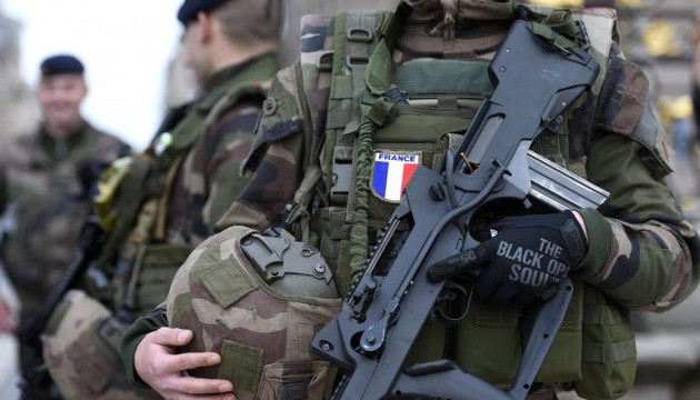 Смертельний напад на школу: Франція мобілізує до 7000 солдатів для посилення безпеки по всій країні