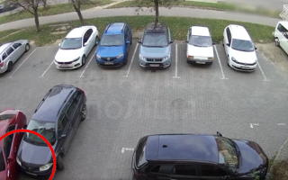 У Луцьку водій кілька разів наїхав на припарковане авто та поїхав: відео від поліції