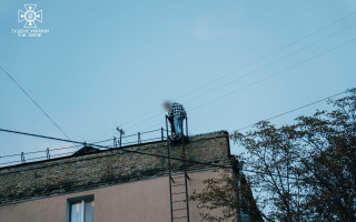 У Києві діти залізли на дах будинку та не змогли спуститися: допомагали рятувальники