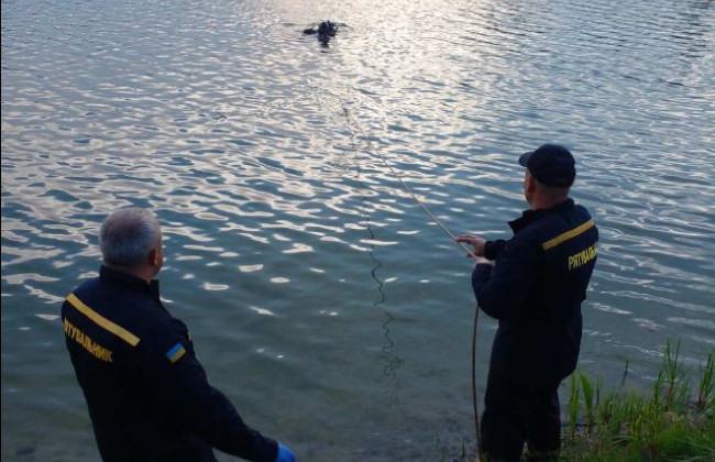 В Киеве из озера достали тело женщины