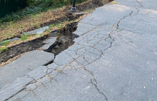 Сдвиг грунта в ландшафтном парке в Киеве: компания, которая ведет строительство рядом, ликвидирует последствия
