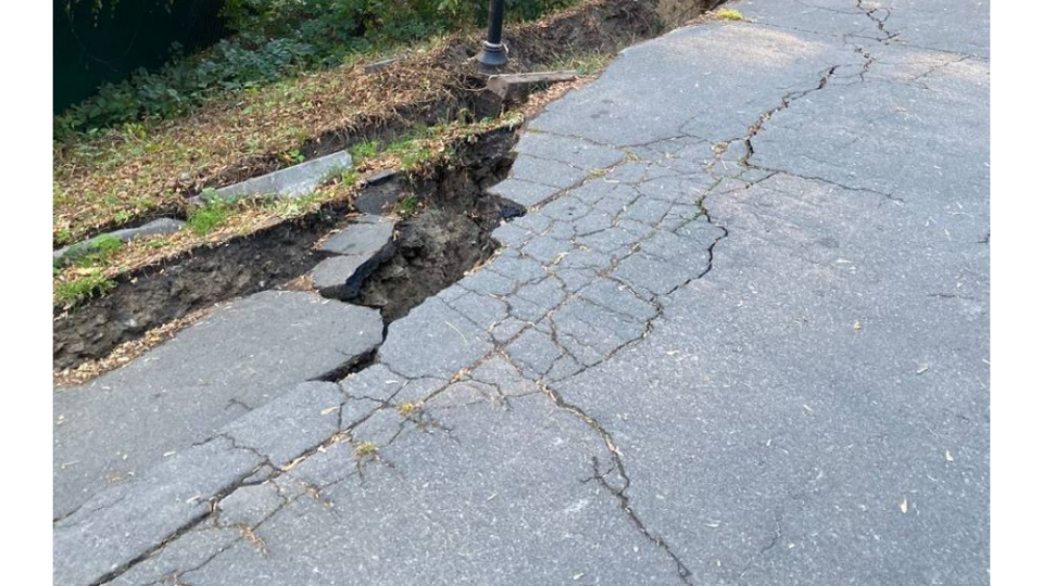 Сдвиг грунта в ландшафтном парке в Киеве: компания, которая ведет строительство рядом, ликвидирует последствия