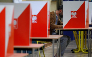 У Польщі відбувається голосування на парламентських виборах та референдумі