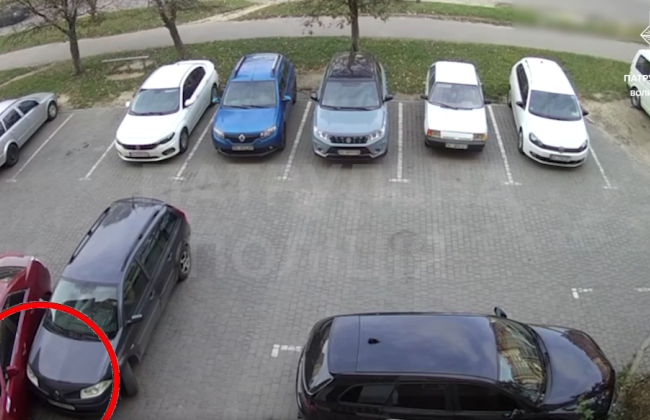 В Луцке водитель несколько раз наехал на припаркованное авто и уехал: видео от полиции