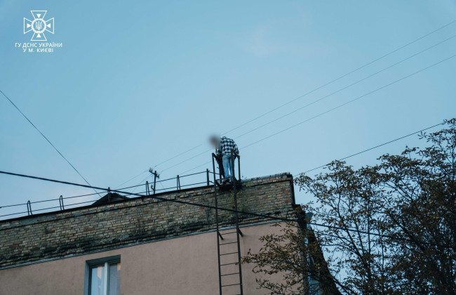 В Киеве дети залезли на крышу дома и не смогли спуститься: помогали спасатели