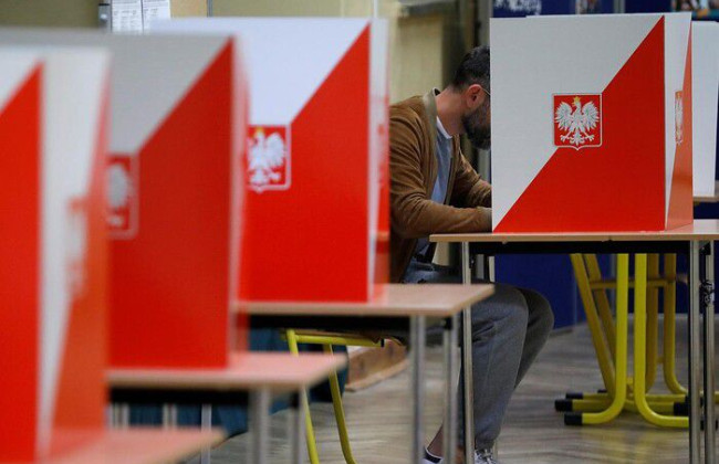 В Польше проходит голосование на парламентских выборах и референдуме